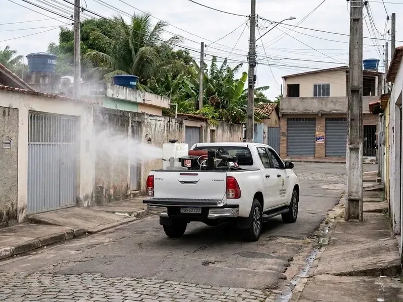 Picape faz a aplicação espacial com o UBV numa rua de bairro