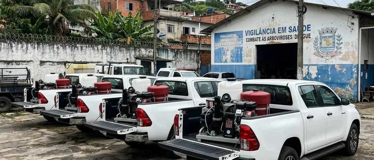 Frota de picapes com UBV estacionada diante do galpão