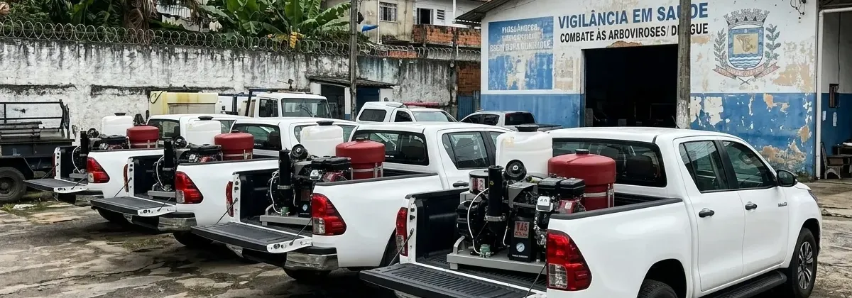 Frota de picapes com UBV diante de um prédio público